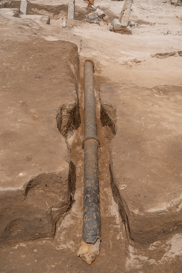 発掘調査で見つかった明治期の軍用水道の鉄管（広島城遺跡サッカースタジアム地点）