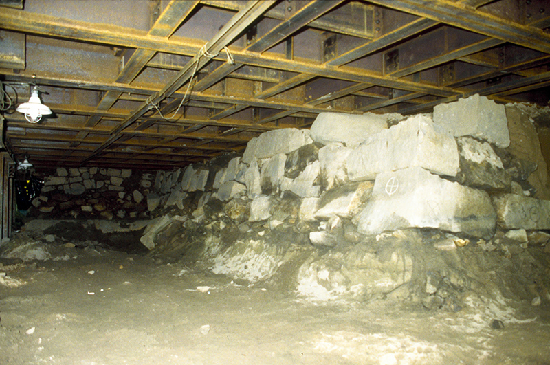 発掘された広島城の外堀（中区紙屋町）