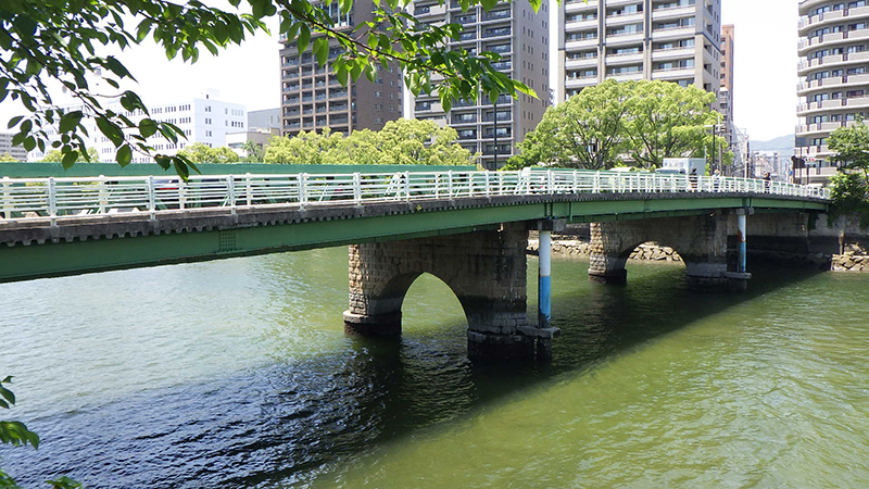 現在の本川橋(中区中島町)