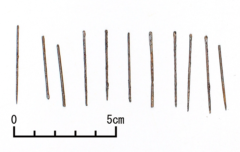 針工場の跡から出土した針と坩堝（名勝平和記念公園内遺跡　広島平和記念資料館本館下地点）：針