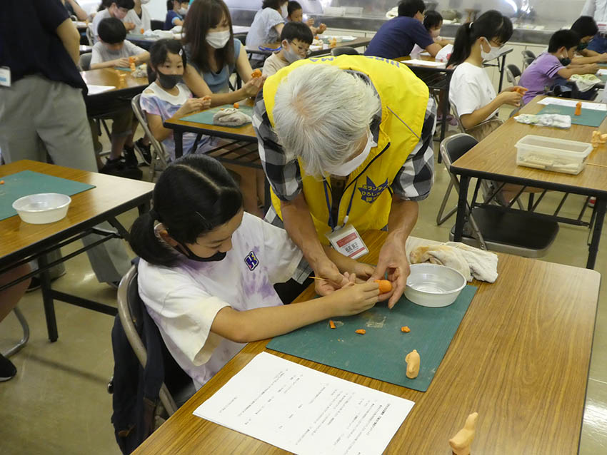 小学校での土器づくりの様子